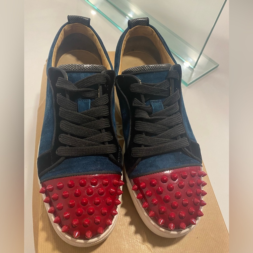 CHRISTIAN LOUBOUTIN
Louis Junior Spikes Orlato Suede Sneakers size EU 39
